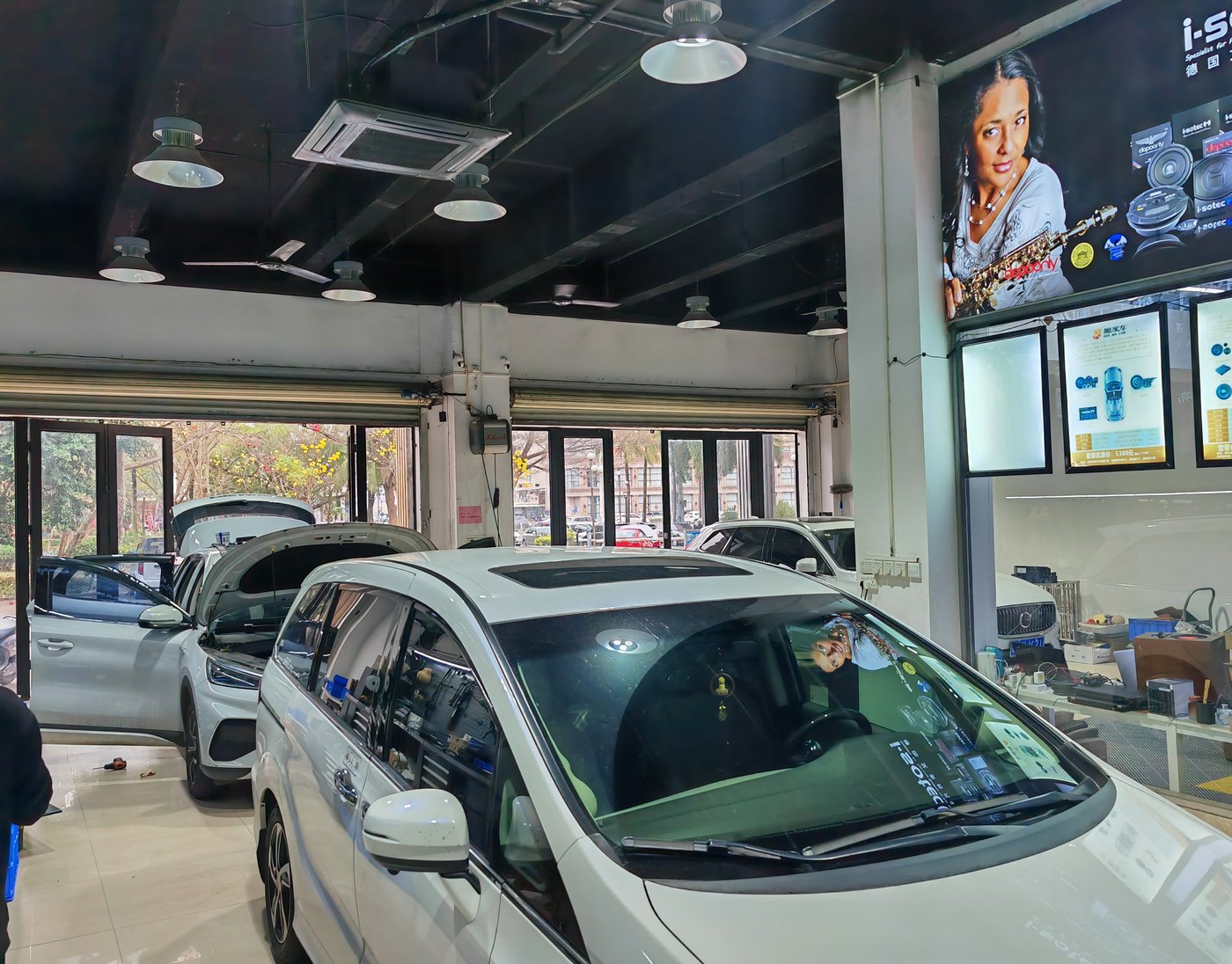 汽车音响改装门店门头实拍,展示整洁规范的接待区和施工车间